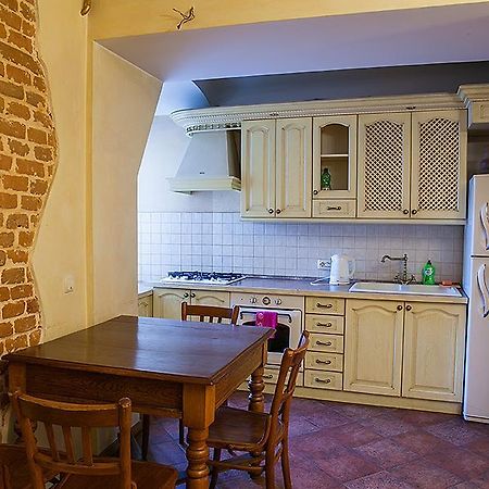 Historic Apartment Near Rynor Square Lviv Bagian luar foto