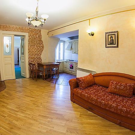 Historic Apartment Near Rynor Square Lviv Bagian luar foto