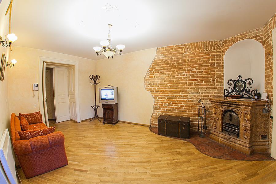Historic Apartment Near Rynor Square Lviv Bagian luar foto