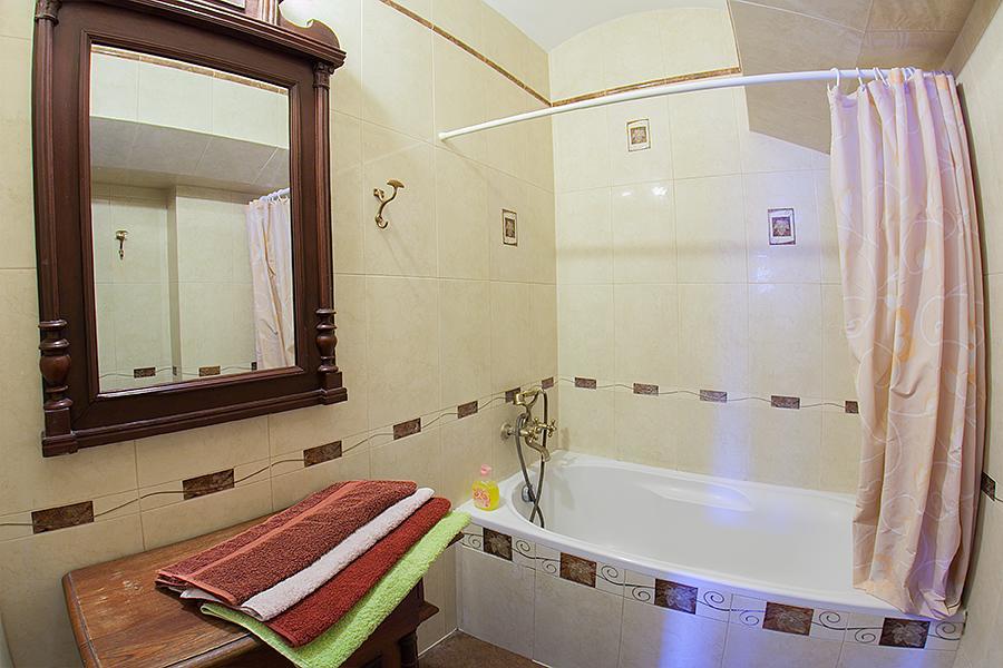 Historic Apartment Near Rynor Square Lviv Bagian luar foto